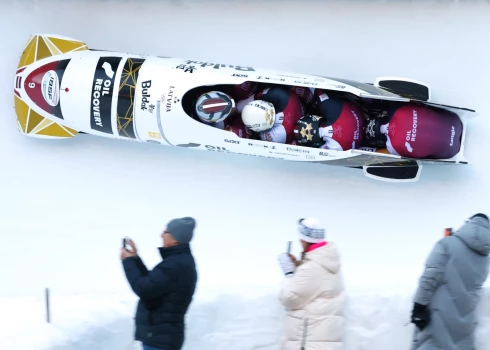 Jēkaba Kalendas četrinieks traucas pa Sanktmoricas trasi.