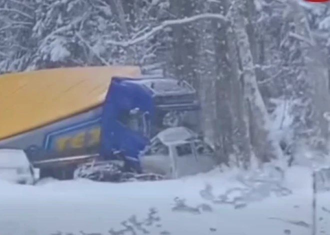 VIDEO: smaga avārija Tukuma novadā: bojā gājuši trīs cilvēki, satiksme bloķēta