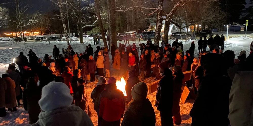 Šodien pie Ādažu novada domes ēkas notiek pikets, lai atbalstītu par demisiju paziņojušo domes priekšsēdētāju Karīnu Miķelsoni (LRA).
