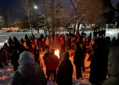 "Mēs ar tevi!" Ādažu novadā notiek piketēs Miķelsones atbalstam