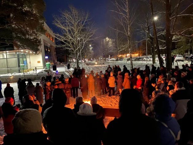 Šodien pie Ādažu novada domes ēkas notiek pikets, lai atbalstītu par demisiju paziņojušo domes priekšsēdētāju Karīnu Miķelsoni (LRA).