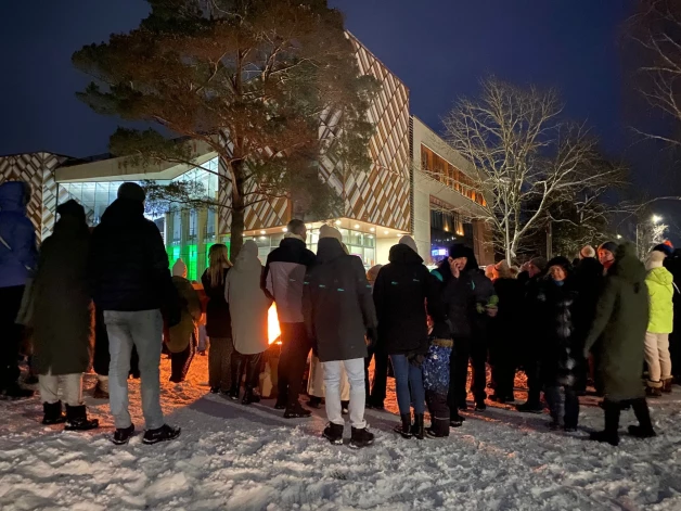 Šodien pie Ādažu novada domes ēkas notiek pikets, lai atbalstītu par demisiju paziņojušo domes priekšsēdētāju Karīnu Miķelsoni (LRA).
