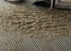 "Вход - как после потопа. Это же позор": рижане пожаловались на торговый центр в Иманте