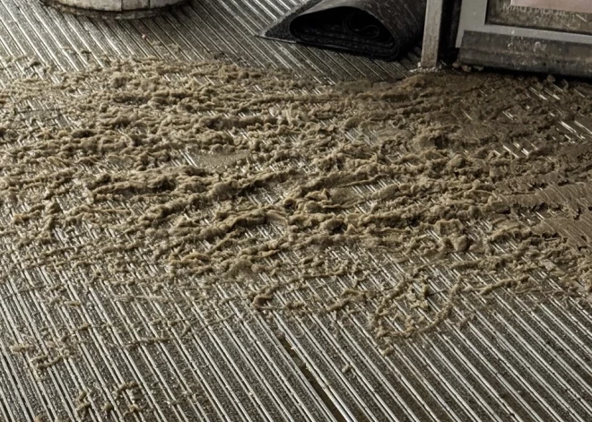 "Вход - как после потопа. Это же позор": рижане пожаловались на торговый центр в Иманте