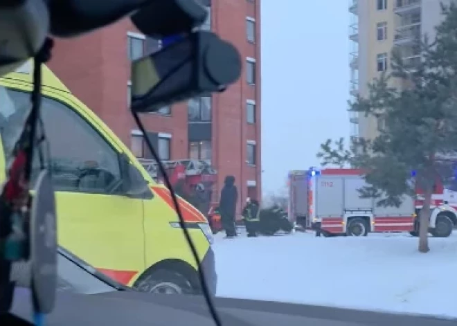VIDEO: daudzdzīvokļu ēkā Imantā izceļas ugunsgrēks; evakuēti 36 cilvēki