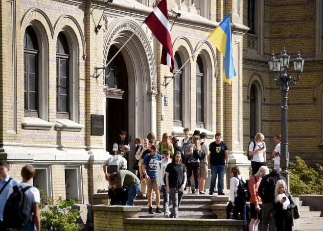 Mainās spēles noteikumi? Cīņā par studentiem krustugunīs nonāk centralizētie eksāmeni