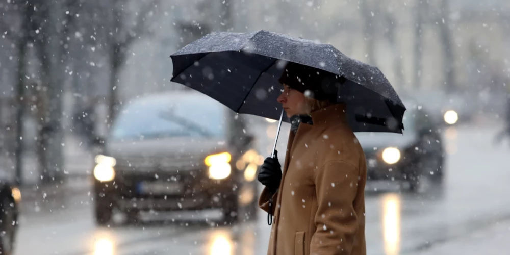 Sniega un apledojuma dēļ visā valstī apgrūtināta braukšana pa valsts galvenajiem un reģionālajiem autoceļiem.