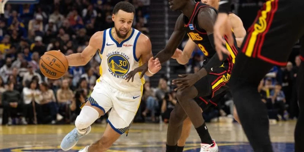 "Hawks" bez Porziņģa izcīna uzvaru pār "Warriors".