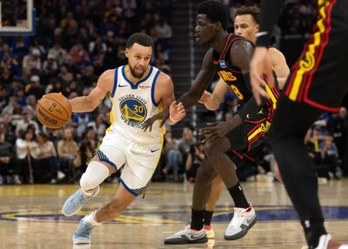 "Hawks" bez Porziņģa izcīna uzvaru pār "Warriors".