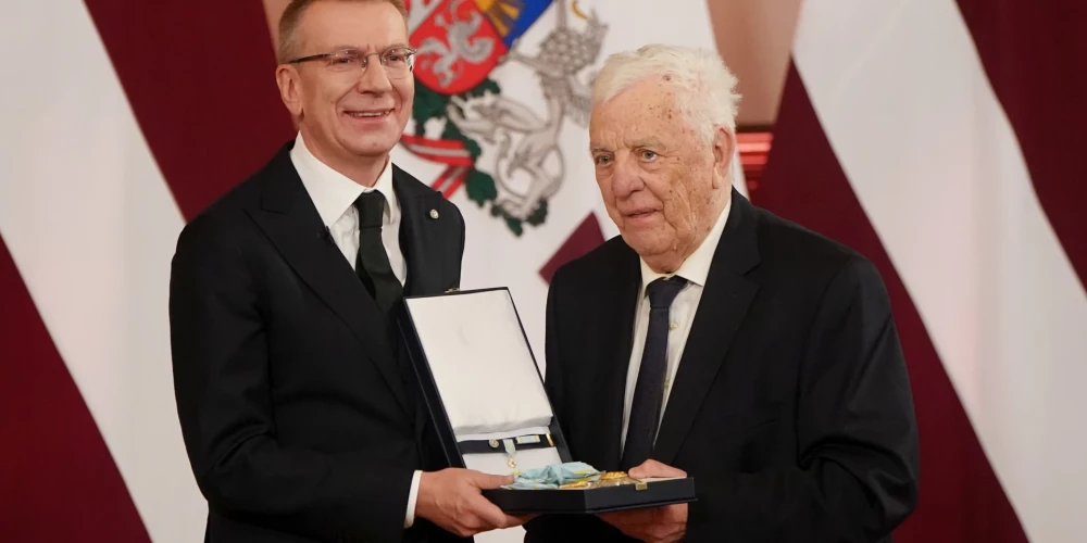 Эдгар Ринкевич вручает Раймонду Паулсу Орден Трех звезд 18 ноября 2025 года..