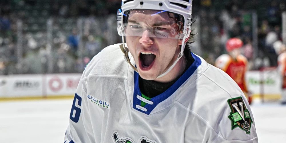 Anrī Ravinskis guvis pirmos vārtus "Canucks" skatītāju priekšā.