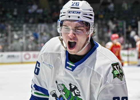 Anrī Ravinskis guvis pirmos vārtus "Canucks" skatītāju priekšā.