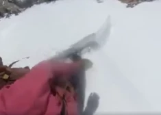 VIDEO: sniega lavīna ASV parauj sev līdzi snovbordistus; Francijas Alpos miruši vismaz seši cilvēki