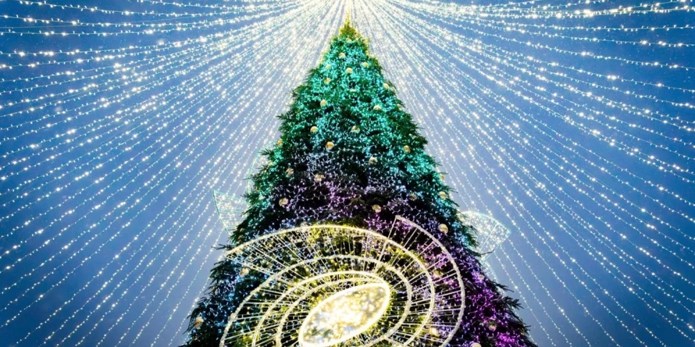 Город по-прежнему украшен к праздникам.