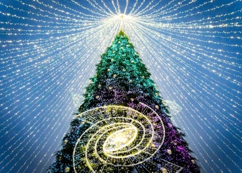 Город по-прежнему украшен к праздникам.