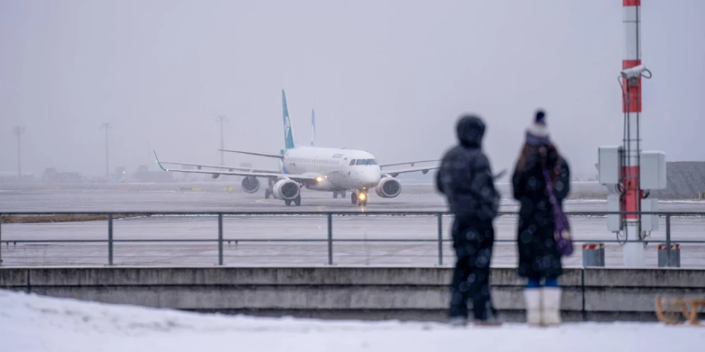 Sniega un apledojuma dēļ Frankfurtes lidostā pirmdien atcelti vairāki desmiti reisu.