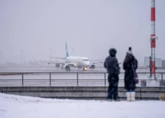Sniega un apledojuma dēļ Frankfurtes lidostā pirmdien atcelti vairāki desmiti reisu.