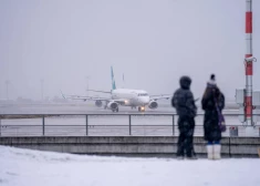 Sniega un apledojuma dēļ Frankfurtes lidostā pirmdien atcelti vairāki desmiti reisu.