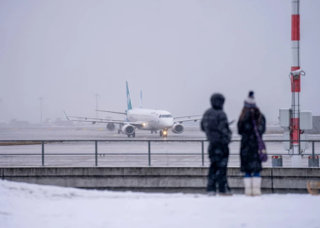 Viena no Eiropas lielākajām lidostām cīnās ar sniegu – atcelti jau  desmitiem reisu, un situācija var pasliktināties