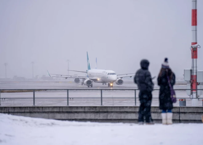 Viena no Eiropas lielākajām lidostām cīnās ar sniegu – atcelti jau desmitiem reisu, un situācija var pasliktināties