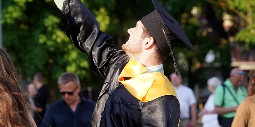 В Латвии растет практика поступления до выпускного.