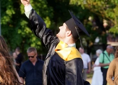 Вузы в Латвии начали отбирать абитуриентов заранее, а централизованные экзамены могут стать формальностью