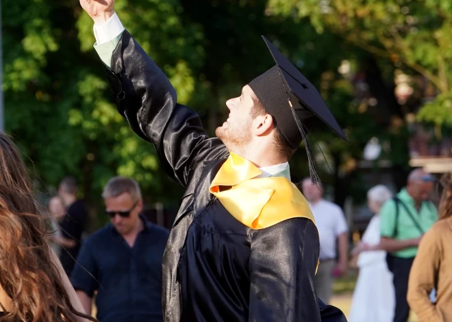 Вузы в Латвии начали отбирать абитуриентов заранее, а централизованные экзамены могут стать формальностью