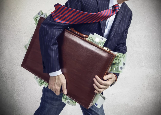 Более полумиллиона евро на премии: три министерства Латвии отчитались о выплатах сотрудникам в прошлом году