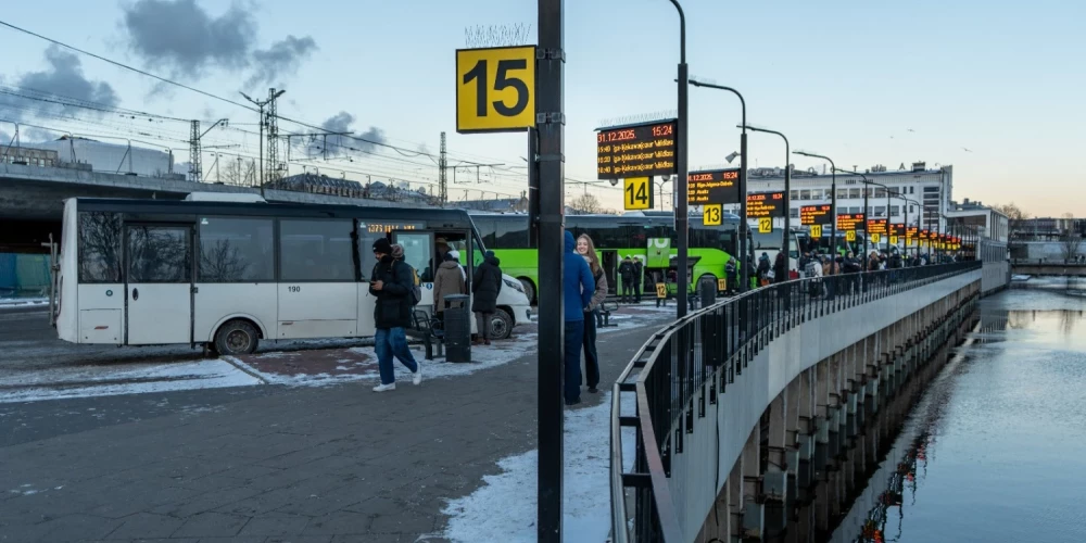 Autobusu uzņēmums slēdz vairākus reisus. 