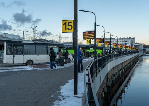 Autobusu uzņēmums slēdz vairākus reisus. 