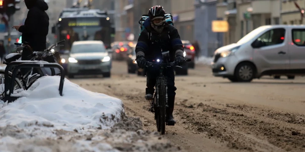 Vairākas velojoslas Rīgā pēc puteņa ir grūti izbraucamas.