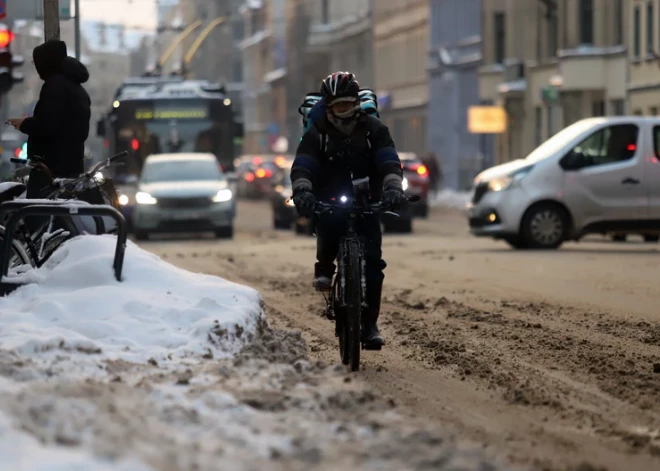 Vairākas velojoslas Rīgā pēc puteņa ir grūti izbraucamas.