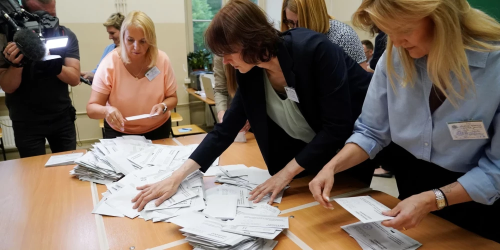 Умные компьютеры отказались работать, голоса пришлось подсчитывать вручную.