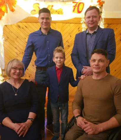  Kārlis kopā ar ģimeni – mammu, abiem brāļiem un brāļa dēlu.