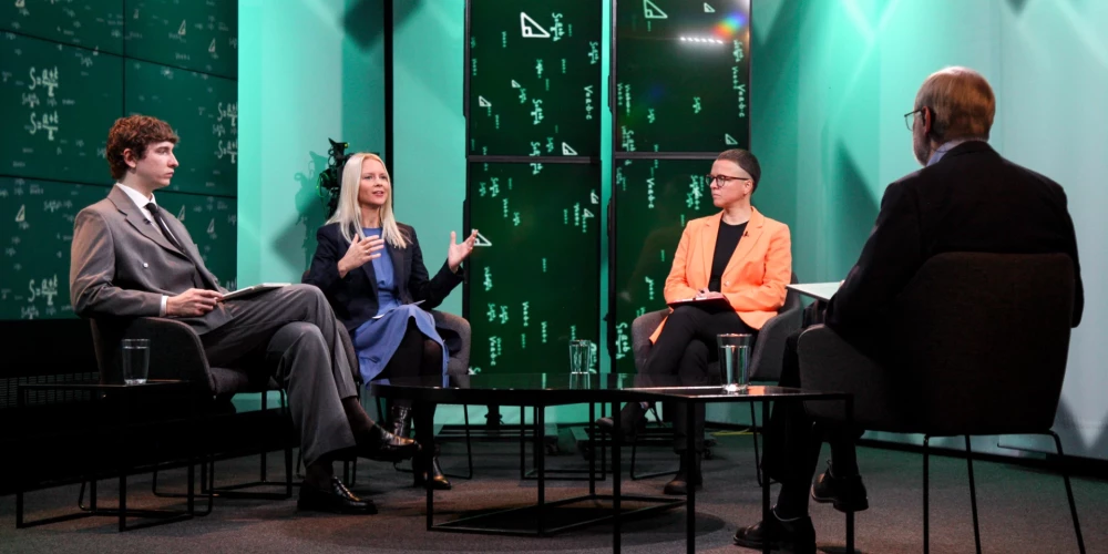 Ar Latvijas Universitātes (LU) profesoru Mārci Auziņu sarunājās LU ilgtspējas attīstības vadītājs Renārs Kairis, Klimata un enerģētikas ministrijas valsts sekretāra vietniece Olga Bogdanova un “SCHWENK Latvija” valdes locekle Evita Goša.