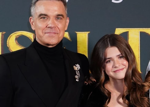 Robijs Viljamss ar vecāko meitu Teodoru "Tediju" Rouzu.