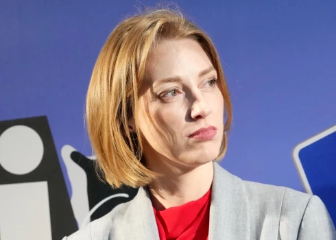 Kultūras ministre Agnese Lāce (P).