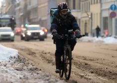 FOTO: iedzīvotāji sūdzas, ka veloceliņi Rīgā pēc puteņa ir neizbraucami. "Šis ir bīstami!"