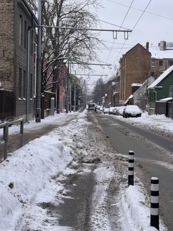 Andrejs norāda, ka Rīgā velojoslas nav tīrītas līdz bortakmenim.