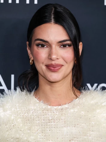 “Man nekad nav veikta plastikas operācija sejai," norāda Kendala Dženere.