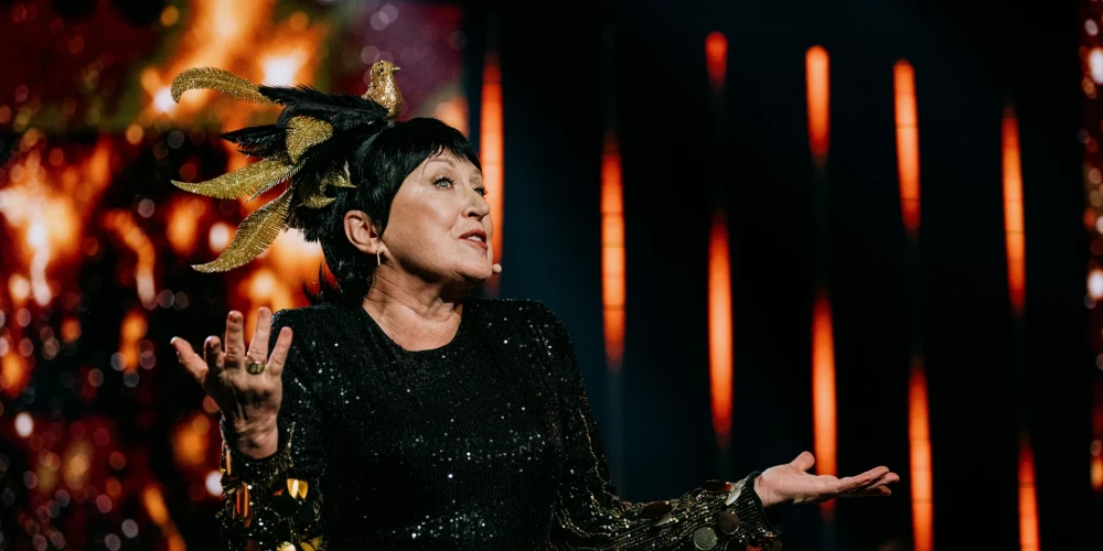 Aktrise Raimonda Vazdika LTV šovā "Pārdziedi mani!".