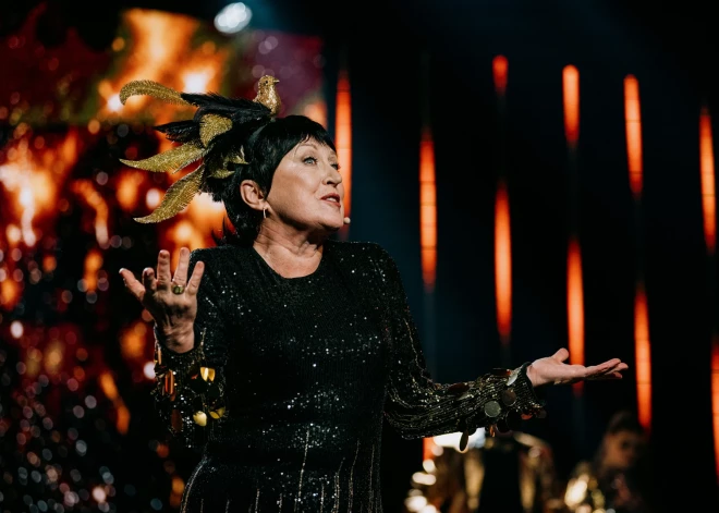 Aktrise Raimonda Vazdika LTV šovā "Pārdziedi mani!".