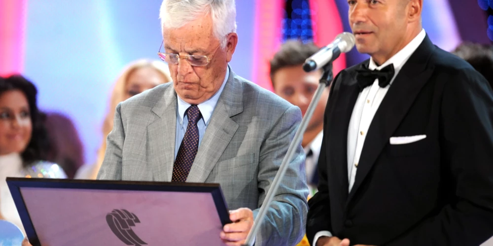 Raimonds Pauls un Igors Krutojs konkursa "Jaunais vilnis 2011" jauno izpildītāju apbalvošanas ceremonijā.