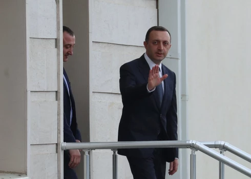 Bijušais Gruzijas premjerministrs Irakli Garibašvili pamet tiesas zāli.