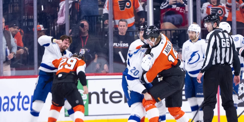 Rodrigo Ābols (tuvplānā) skaidro attiecības ar pretinieku hokejistu. 