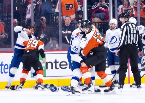 Rodrigo Ābols (tuvplānā) skaidro attiecības ar pretinieku hokejistu. 