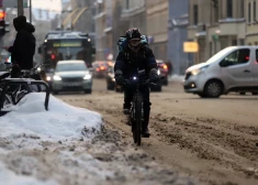 ФОТО: жители жалуются, что велодорожки в Риге после метели стали непроходимыми