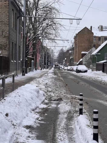 Андрей отмечает, что велодорожка не очищена до самого бордюра.