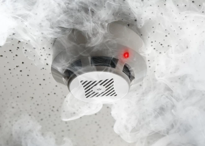 Valmierā piecstāvu dzīvojamās mājas dzīvoklī aizdegas atkritumi – bojā iet viens cilvēks