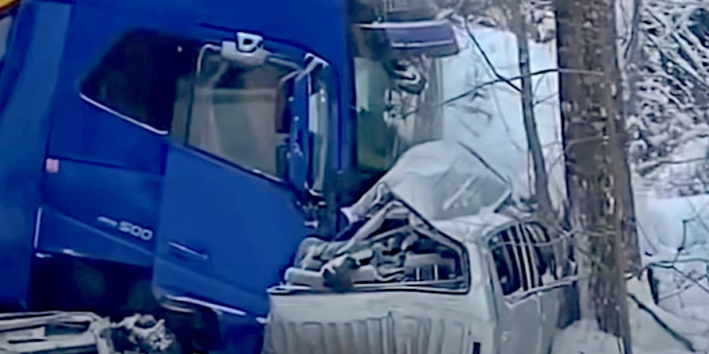 Avārijā Tukuma novadā bojā gāja trīs personas, kas atradās automašīnā "Toyota Hilux". 